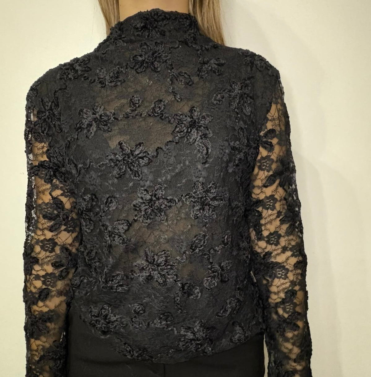 Maglia in pizzo con dettagli in ciniglia (variante nera)