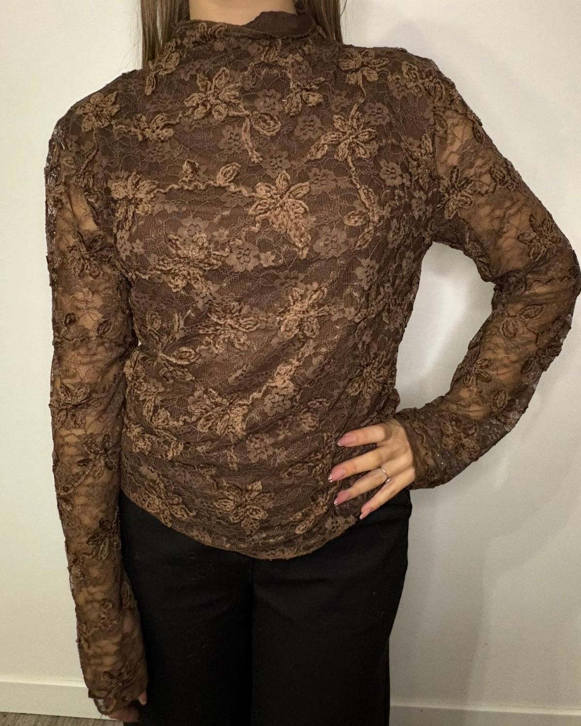 Maglia in pizzo con dettagli in ciniglia (variante cioccolato)