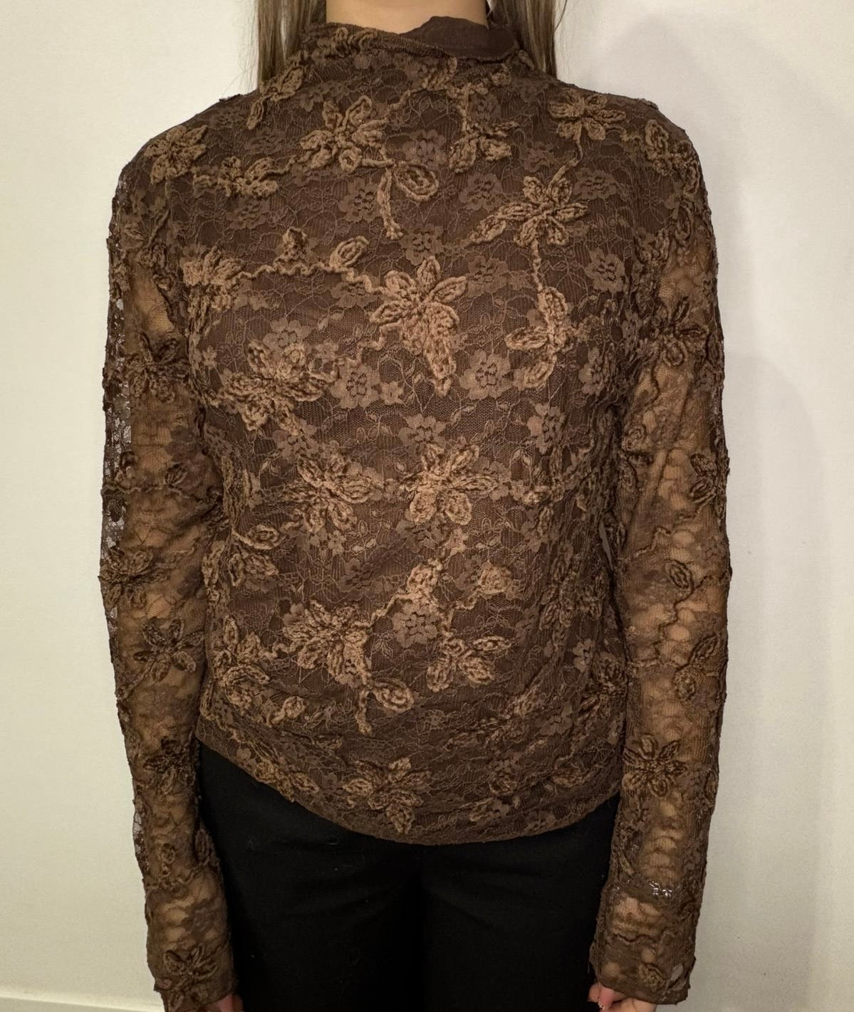 Maglia in pizzo con dettagli in ciniglia (variante cioccolato)