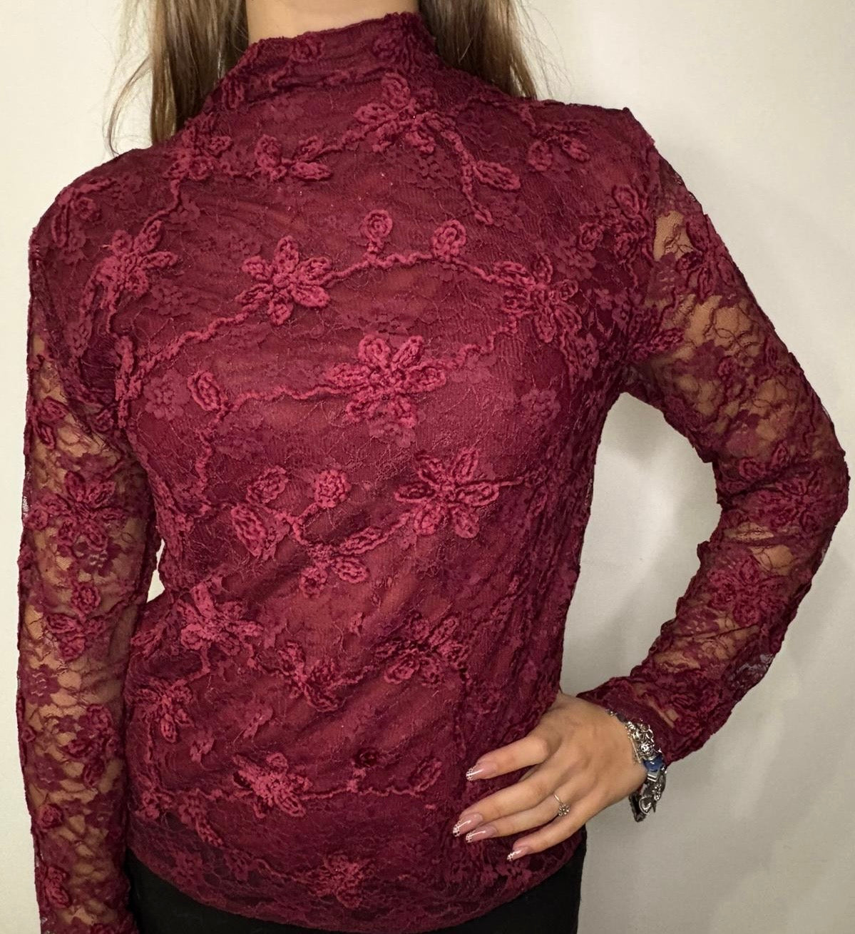 Maglia in pizzo con dettagli in ciniglia (variante borgogna)